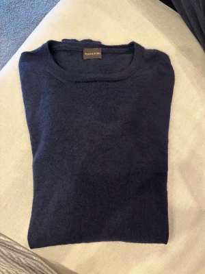 Rose & Born silk cashmere tröja - En navy Rose & Born silk cashmere tröja, nyrpis ligger runt 8000kr. Strl 54 men sitter mera som strl 50, har ett hål som fixats som syns på sista bilden! Men inga större skador eller defekter.