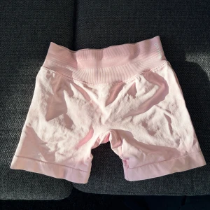 Ljusrosa inpact shorts från Dfyne - Säljer min ljusrosa dfyne shorts i st S och modellen impact. Bara använda fåtal gånger men har fått en svag fläck (se bild 4)