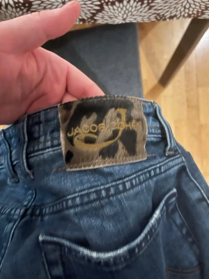 Jacob Cohen 622  - Säljer dessa Jacob Cohen jeansen i riktigt bra skick väldigt snygg färg storlek är 31 passar mig som är 177 väger 75 kg inga defekter 