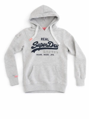 Grå hoodie från Superdry med tryck - Snygg ljusgrå hoodie från Superdry med mörkblå logga och text på bröstet. Klassisk känguruficka framtill, vita dragsnören i huvan och mjukt material. Perfekt för en avslappnad streetwear-look.