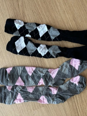 två par ridstrumpor😽 - aldrig använda, tvättas endån innan de skickas då de legat i stallet. storlek 37-40. går att köpa en separat om man inte vill ha båda☺️☺️ 30kr för båda, 20kr för en🌟
