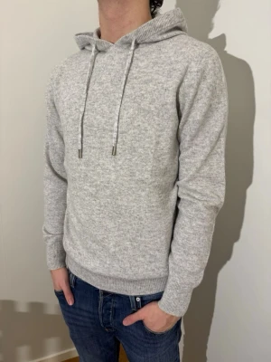 Ljusgrå merinoull hoodie - En extremt snygg merinoulls hoodie i färgen ljusgrå. Storlek S, helt oanvänd! Pris 700kr       Hör av dig vid minsta lilla fundering! 