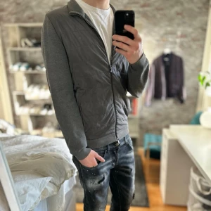 Massimo Dutti Cardigan - Bra skick, använd men utan defekter! Passar dig som är mellan 183-193 ungefär. Nypris ca 2000kr. Modellen är 185 cm, 75kg. Passar bra nu till våren! Skriv för mer information!🤝