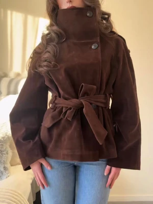 Mörkbrun trenchcoat med knytskärp - Snygg mörkbrun trenchcoat i mocka från Gina med prislapp kvar!🫶🏽 helt slutsåld 