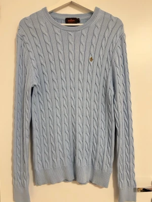 Ljusblå stickad morris tröja - Säljer en stickad tröja från Morris i mycket fint skick, nästan som ny. Tröjan är tillverkad av 100 % pima­bomull, vilket gör den både mjuk och bekväm. Priset kan diskuteras och hör av dig vid intresse ⚜️ 