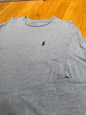 Ralph Lauren tröja - Snygg ljusblå Ralph Lauren tröja ( långärmad T-shirt). Den är i storlek S och i mycket bra skick! Hör av er vid frågor!!