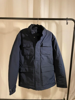 John Henric field jacket  - John Henric Field jacka i nyskick, storlek S men passar även M! Perfekt nu till våren, skriv vid intresse eller fler bilder!