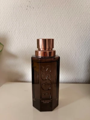 Hugo Boss The Scent Parfum  - Rymmer 100ml och har kvar kanske 95ml. Kom med frågor om ni har några. Säljs för 649kr.