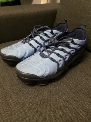 Nike Air Vapormax Plus  - Nike Air Vapormax Plus sneakers i blått med svart sula och detaljer. Använd fåtalet gånger, som ny skick. Säljer då de inte används