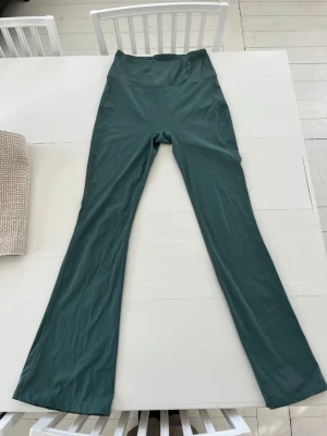 Lululemon tights - Gröna lululemon tights i flare modellen, i stl 2, motsvarande xs/s. Använda 1 gång, men tyvärr för korta för mig🥹🥰