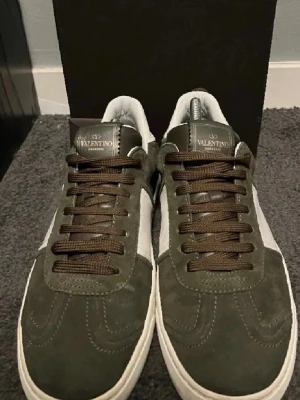 Valentino flycrew - Dags att sälja mina Valentinos, bra skick saknar 2 nitar men dom kommer med. Box och allt medföljer. Hör av dig vid frågor.