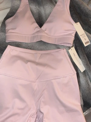Rosa tränings set  - Såå fint ljusrosa tränings set från MKlifestyle. Shortsen är i storlek XS och sport BHn i storlek M. Perfekt för både yoga och träning.   Sport BHn är använd något mer än shortsen🩷  Skickas fort, hör av dig vid frågor!