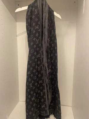 L V halsduk  - Skön och fin halsduk .