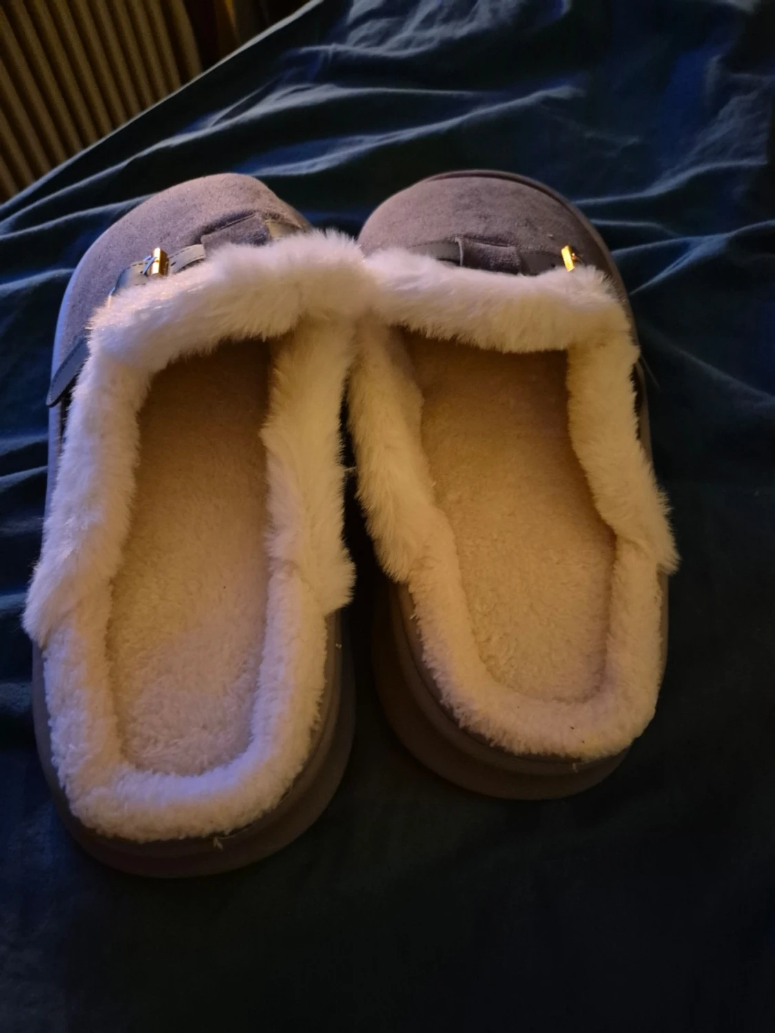 Gråa tofflor med fuskpäls och spänne - 2