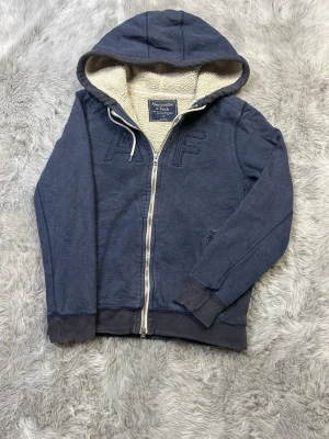 Abercombrie&Fitch Hoodie - Säljer denna sällsynta och mycket eftertraktade Abercrombie & Fitch hoodie | Storlek S | Mycket bra skick | Vid eventuella frågor hör gärna av dig och erbjuder bra pris vid köp av bundle 😁✅