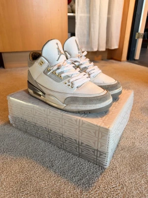 Air Jordan 3 Retro x A Ma Maniére - Snygga Air Jordan 3 Retro x A Ma Maniére som har använts ett få tal gånger, de är i bra skick med inga stora skador alls bara kanske nån liten scuff!!   Pris kan diskuteras!!