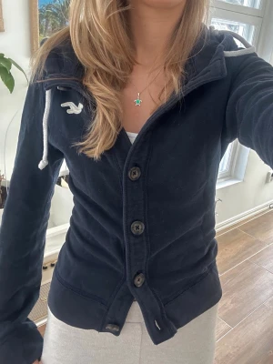 Hollister kofta  - Storlek M, kan kännas som en S. skickas inom 24h, PostNord prioriteras. Se liknande plagg i min profil!