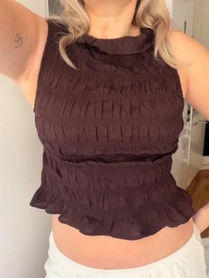 Topp  - Helt ny halterneck topp med volangdetaljer som är brun/vinröd i färgen 🤍