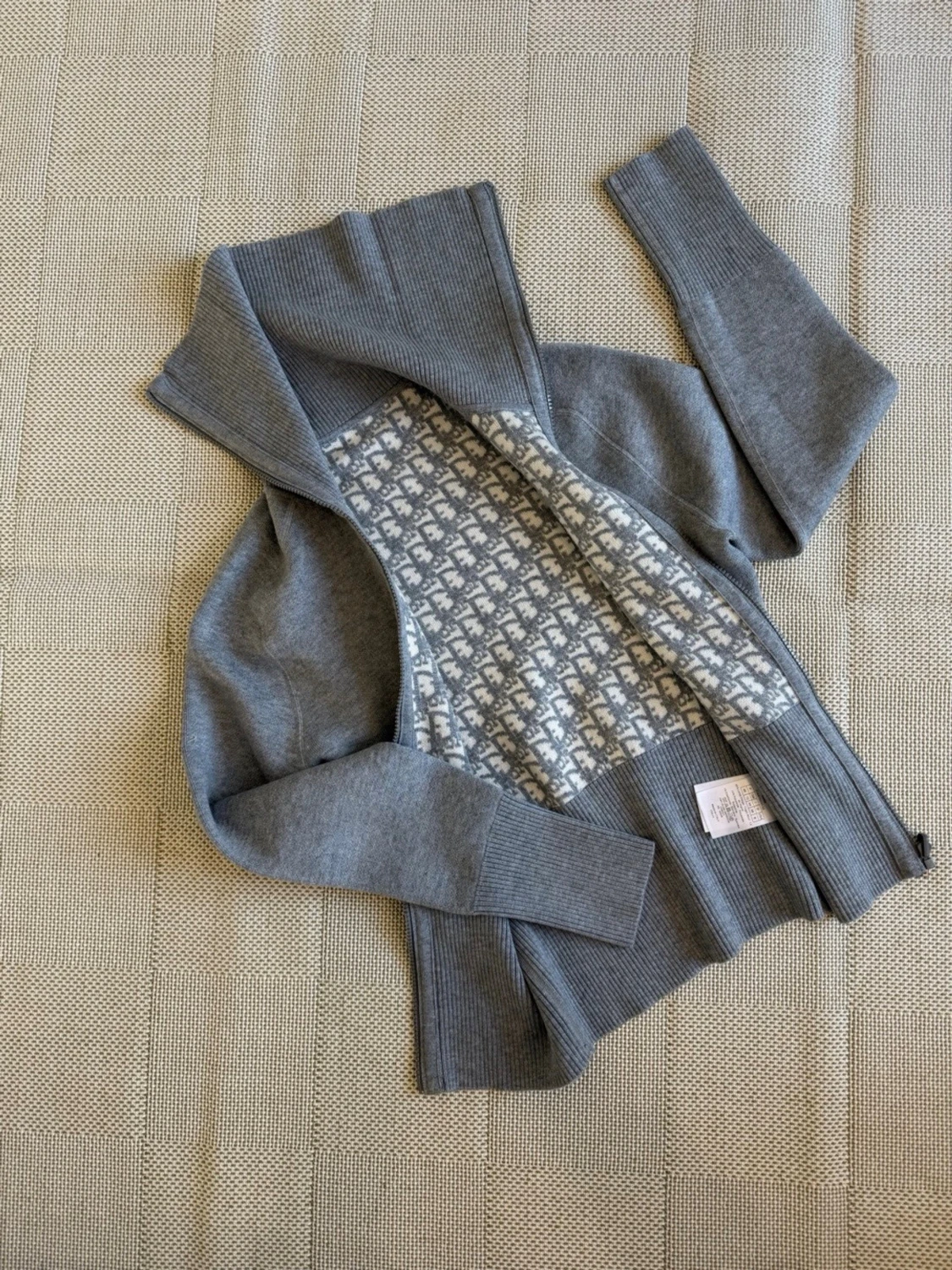 Grå kofta med mönster och dragkedja