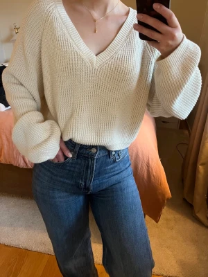 Stickad tröja - storlek S - Stickad tröja med v-ringning och oversize armar i bomull. Varm och mjuk😊  Storlek S  Använd enstaka gång
