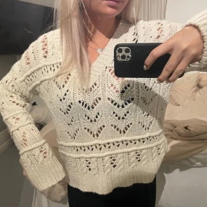 Stickad tröja - Superfin ljus stickad tröja! Jättefina mönster!