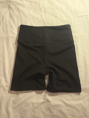 Svarta korta gymshorts - Svarta cykelshorts från hm med stretchigt material. Dom är super bekväma! Perfekta för träning och gym. Dom är knappast använda. SKRIV ANGÅENDE FRAKT💞