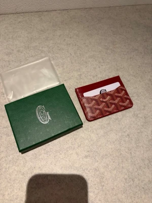 Cardholder  - Säljer ett snyggt rött kortfodral helt nytt och allt på bilden får du med 