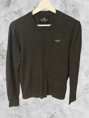 Hollister – Stickad Tröja Dark Green - Vintage  stickad tröja från Hollister California i en mörkgrön nyans.  ✔️ Storlek: S ✔️ Färg: Mörkgrön ✔️ Skick: Mycket bra