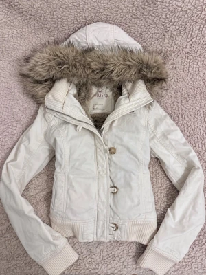 y2k hollister babydoll fur puffer - dröm vintage hollister vinterjacka varm, mjuk och perfekt för kallt väder ♡︎ mått på sista bilderna ︎♡︎ köpt dyrt och aldrig använt, säljer enbart pga av att den inte passar 