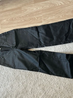 Läder byxor  - Svarta byxor i konstläder, superstretchiga, storlek M petite (passar M/S under 165)