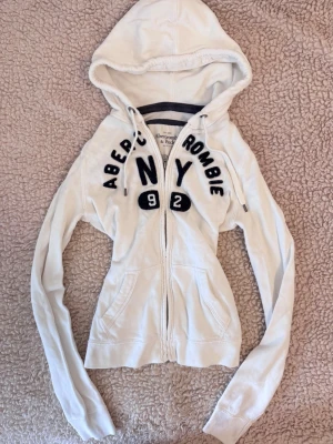 abercrombie new york graphic zip up hoodie  - köp med gratis frakt i min andra annons🤍