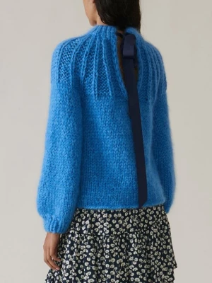 GANNI blå mohairstickad tröja med öppen rygg  - Säljer min fantastiska stickade tröja från Ganni i en klar, elektrisk blå färg.  ✨ Fluffig och mjuk mohair och ull ✨ Voluminösa ärmar ✨ Superfin öppen rygg med mörkblå knytrosett ✨ Statement plagg som verkligen sticker ut  Den är både mysig och chic perfekt till kjol, jeans eller över en klänning. Funkar lika bra till vardag som till middag.   Skick: Fint skick, lätt naturligt noppighet då den är gjord av ull och mohair. Annars utan anmärkning.  Storlek: XS/S