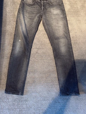 Dondup jeans  - Säljer dessa riktigt populära Dondup jeans. Jeansen är i nyskick. En av de mest populära Dondup jeansen som finns på marknaden. Nypris ligger på 4000kr. Obs, den lilla slitningen på knät är ett litet hål.