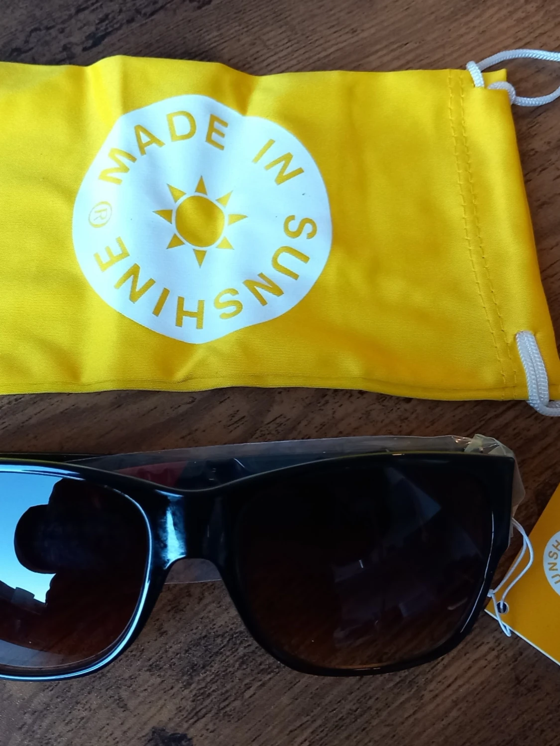 Svarta solglasögon från Sunshine med röda skalmar - 5