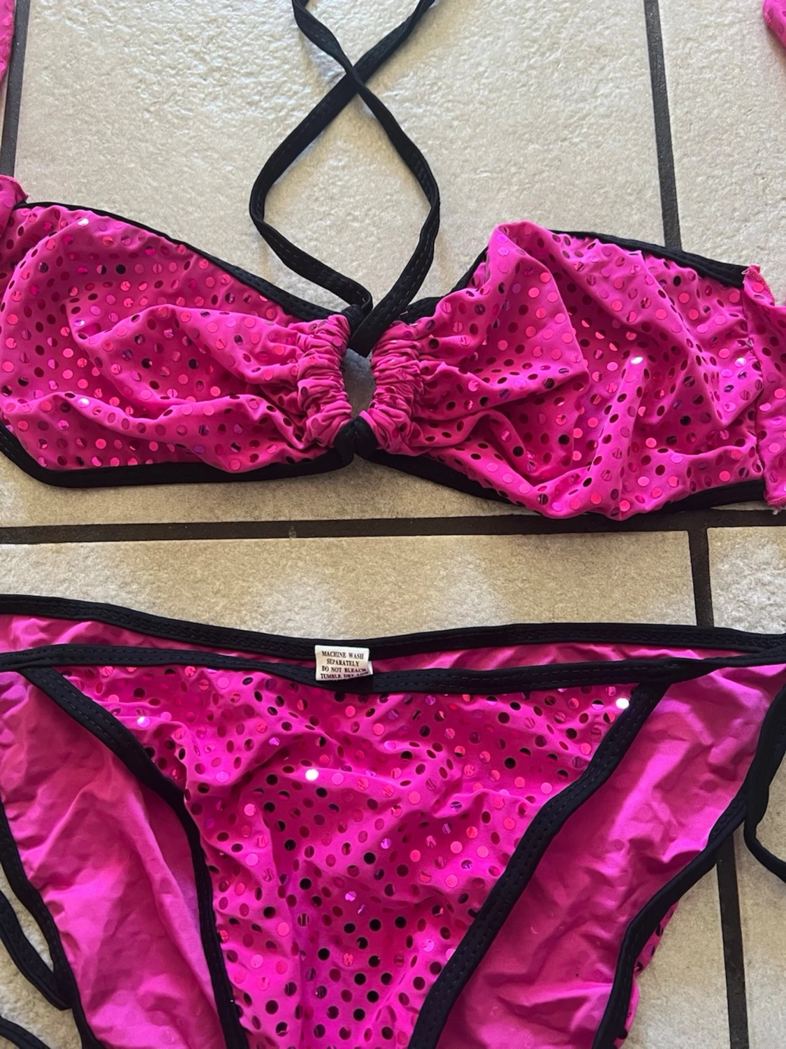 Rosa bikini med svarta detaljer - 1
