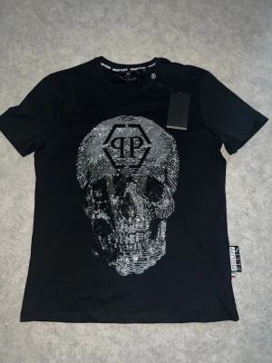 PP-tshirt  - Säljer denna T-shirten, helt ny med alla taggar, den sticker ut hos dig som ska på fest, vardagligt event eller likande. Storlek L men skulle säga att den passar som M, vid fler bilder eller liknade skriv. 
