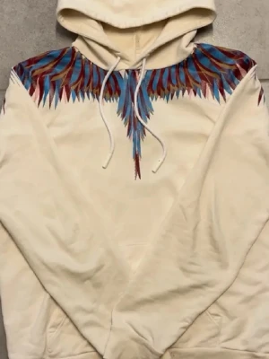 Marcelo Burlon hoodie  - Vit hoodie från Marcelo burlon, med en otroligt snygg design. Storleken är M. Den har inga märken, skador eller defekter. Hör av er vid intresse! Priset är inte hugget i sten. 