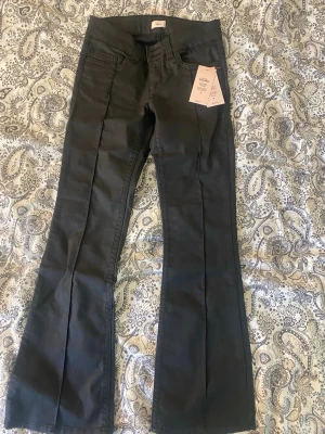 Coated low waist jeans från Nelly - Coated low waist jeans från Nelly. Storlek 36/short. Helt oanvända säljer de för de va för korta men de har gått för långt tid för att lämna tillbaks. Priset kan diskuteras. Säljer åt en vän. 