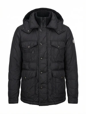 Svart dunjacka från Moncler - Snygg svart dunjacka från Moncler med fyra framfickor, huva och dragkedja samt knappar framtill. Jackan har klassisk Moncler-logga på ärmen och quiltad design som ger en cool look. Perfekt för kalla vinterdagar.