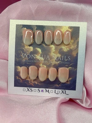 PeachVeil (M);Short Oval - Handgjorda press-on naglar i en snygg ombre-design med nude och ljuspeach ton. Naglarna har en kort och oval form och en glansig finish. Perfekt för dig som vill ha en trendig och stilren look utan att gå till salong.M: 16 mm, 12 mm, 12,5 mm, 11,5 mm, 10 mm