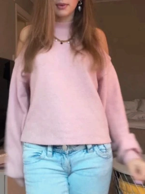 Stickad off-shoulder tröja - Strl s
