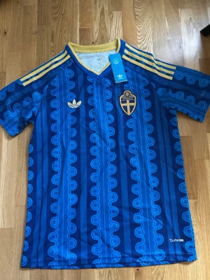 Sverige fotbollströja 25/26  - Säljer nya Sverige matchtröjan perfekt nu inför en fantastik VM-sommar för att visa support för Sverige. 