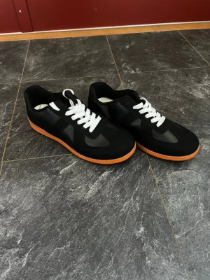 Maison margiela - Säljer ett par helt nya skor som liknar Maison margiela i storlek 41