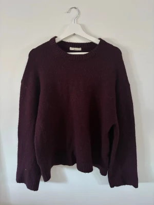Vinröd stickad tröja  -  vinröd stickad tröja från Gina. Storlek M. Nypris 400kr