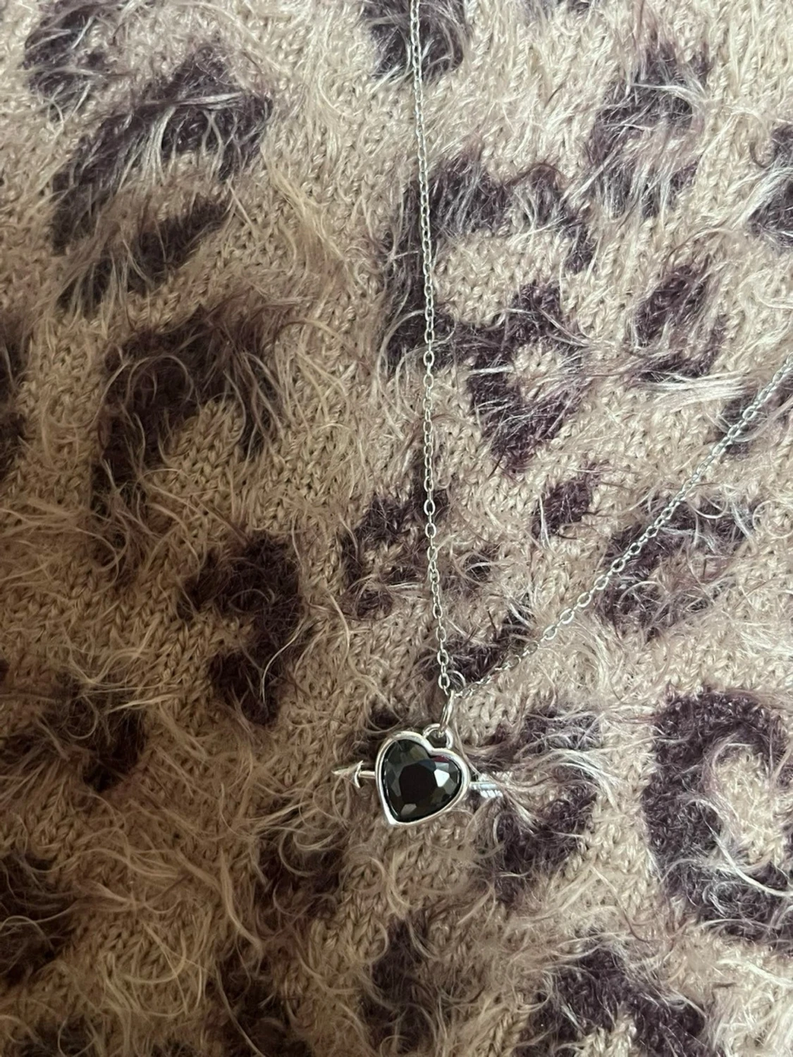 Halsband med svart hjärthänge silver
