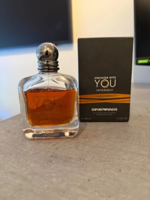 Armani Stronger With You Intensely - Säljer Stronger With You Intensely 100 ml som är använd ganska lite. Se bilden för mängd. 