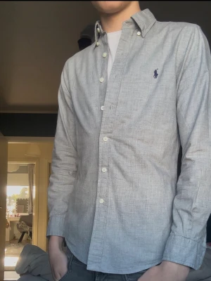 Grå skjorta från Ralph Lauren - Säljer nu extremt fräsch skjorta perfekt nu inför sommaren! Endast 449 och pris är diskuterbart så bara att höra av sig vid frågor. Skickas samma dag som köpet!😁