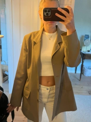 Beige oversized kavaj - Stilren beige kavaj med långa ärmar, två stora fickor framtill och knäppning med knappar. Perfekt för en trendig och avslappnad look. Jag har storlek S/M❣️