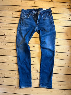 Replay jeans - Feta Replay jeans i slim fit. Storlek 32/32. Mycket bra skick. Skriv vid eventuella funderingar😁