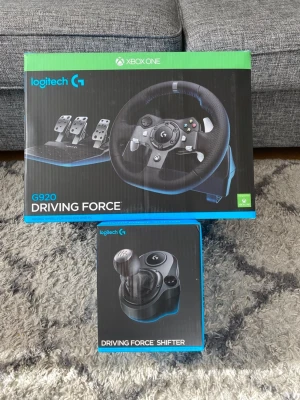 Logitech G920 Driving Force ratt & växelspak - Säljer ett Logitech G920 Driving Force racingkit för Xbox One med ratt, pedaler och Driving Force Shifter. Perfekt för racing- och bilspel.